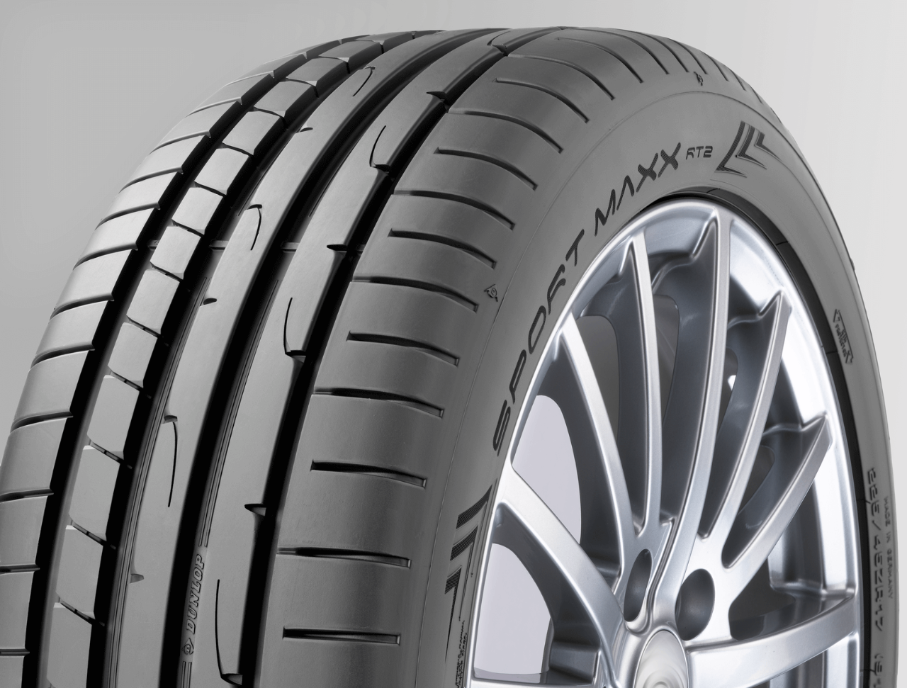 Dunlop SportMaxx RT 2 showing summer tyre tread