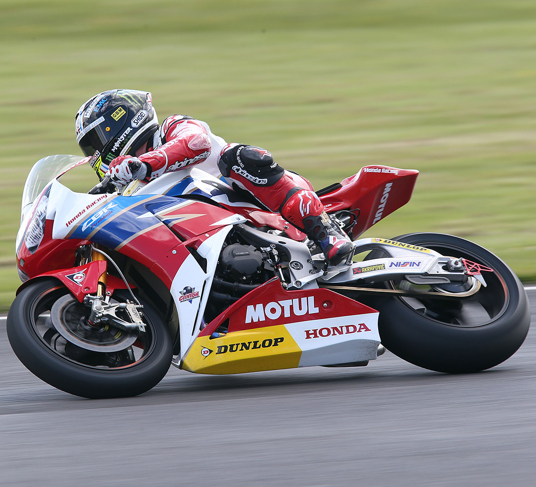 Moto da corsa Honda in pista con pneumatici Dunlop