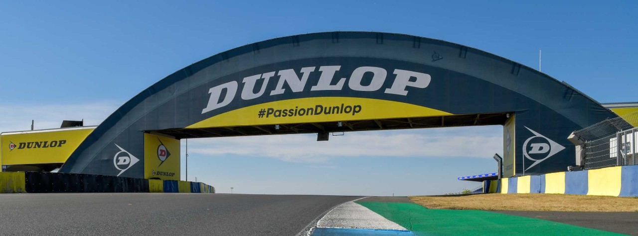 BMW M 1000 RR with Dunlop SportSmart TT tyres on the track