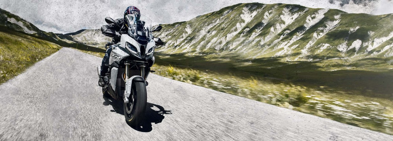 BMW M 1000 RR with Dunlop SportSmart TT tyres on the track