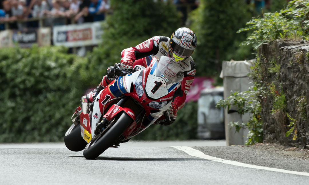 Rider SuperSport John McGuinness ściga się na IOM TT na oponach Dunlop D213 GP Pro